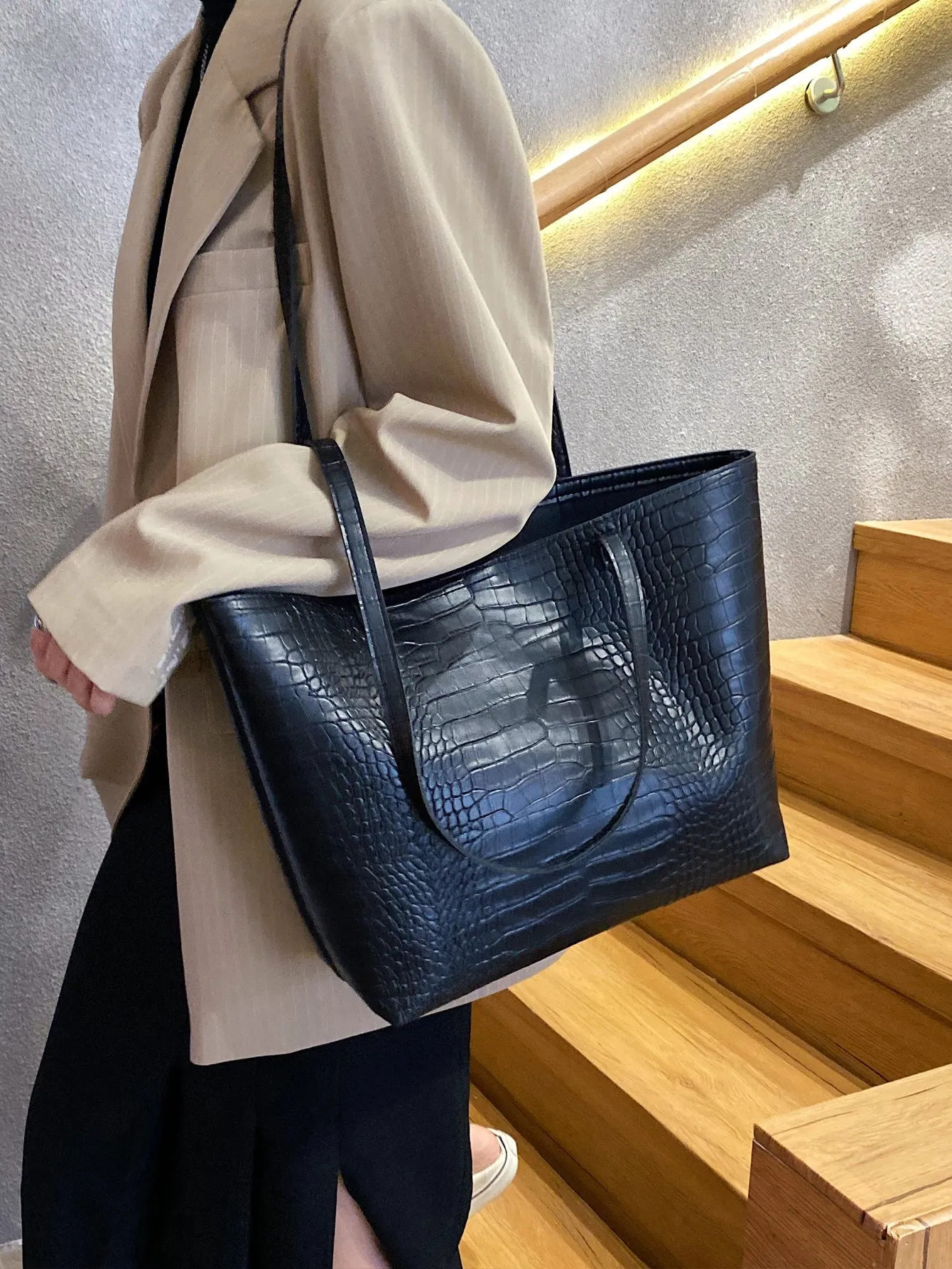 Crocodile Embossed Large Capacity Tote Bag - Black- FD ⚡