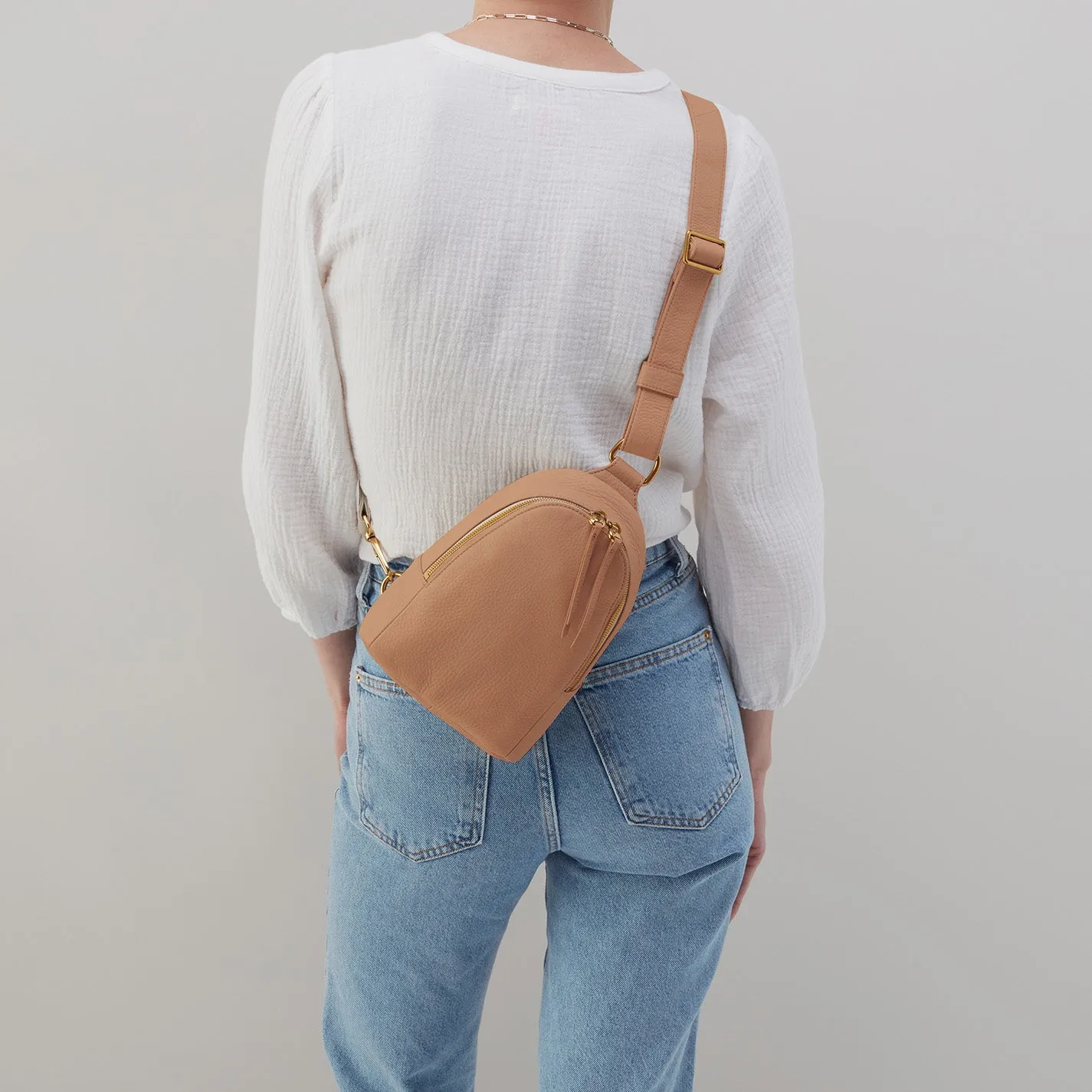 Fern Sling In Pebbled Leather - Sandstorm