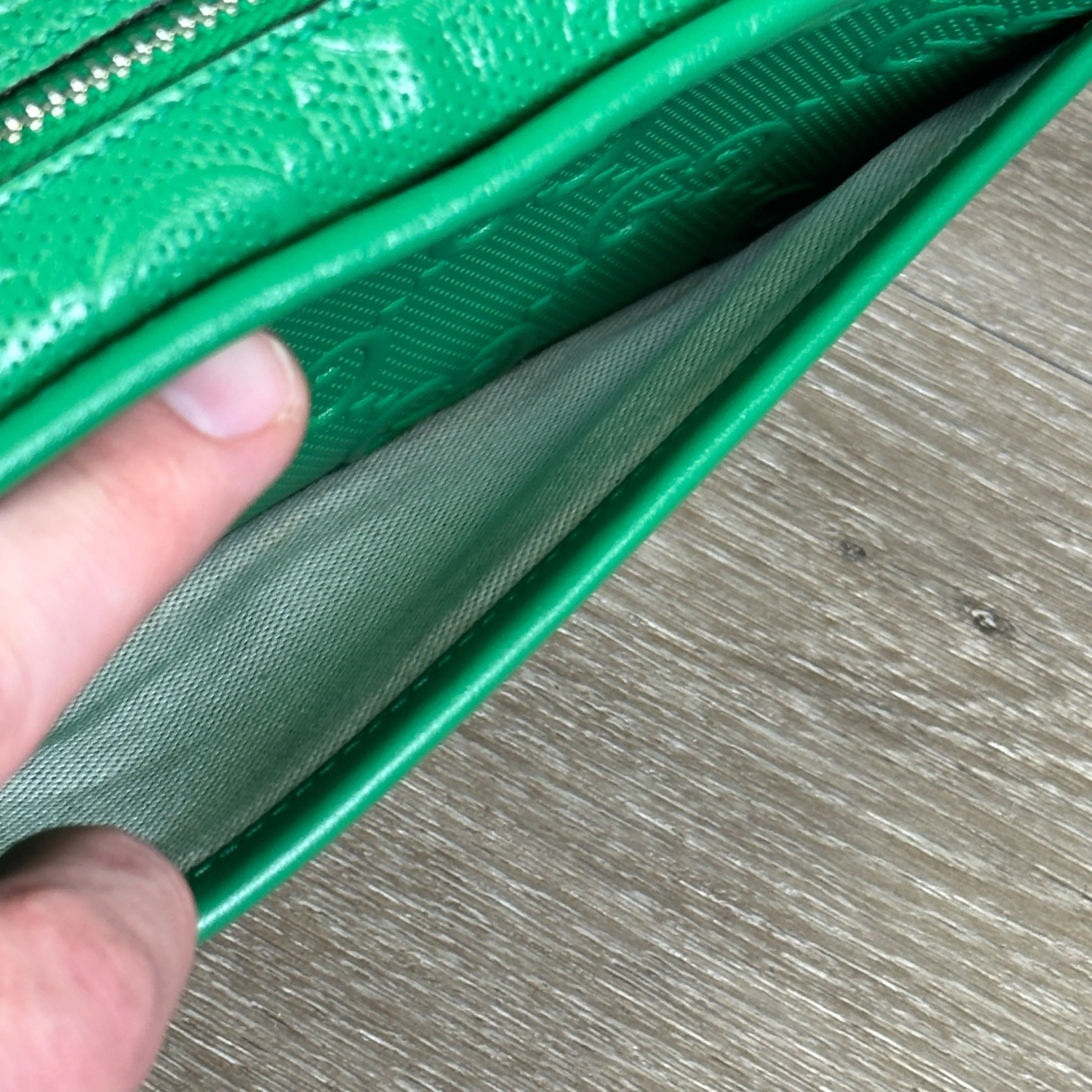 Gucci GG Embossed Case - Green Leather