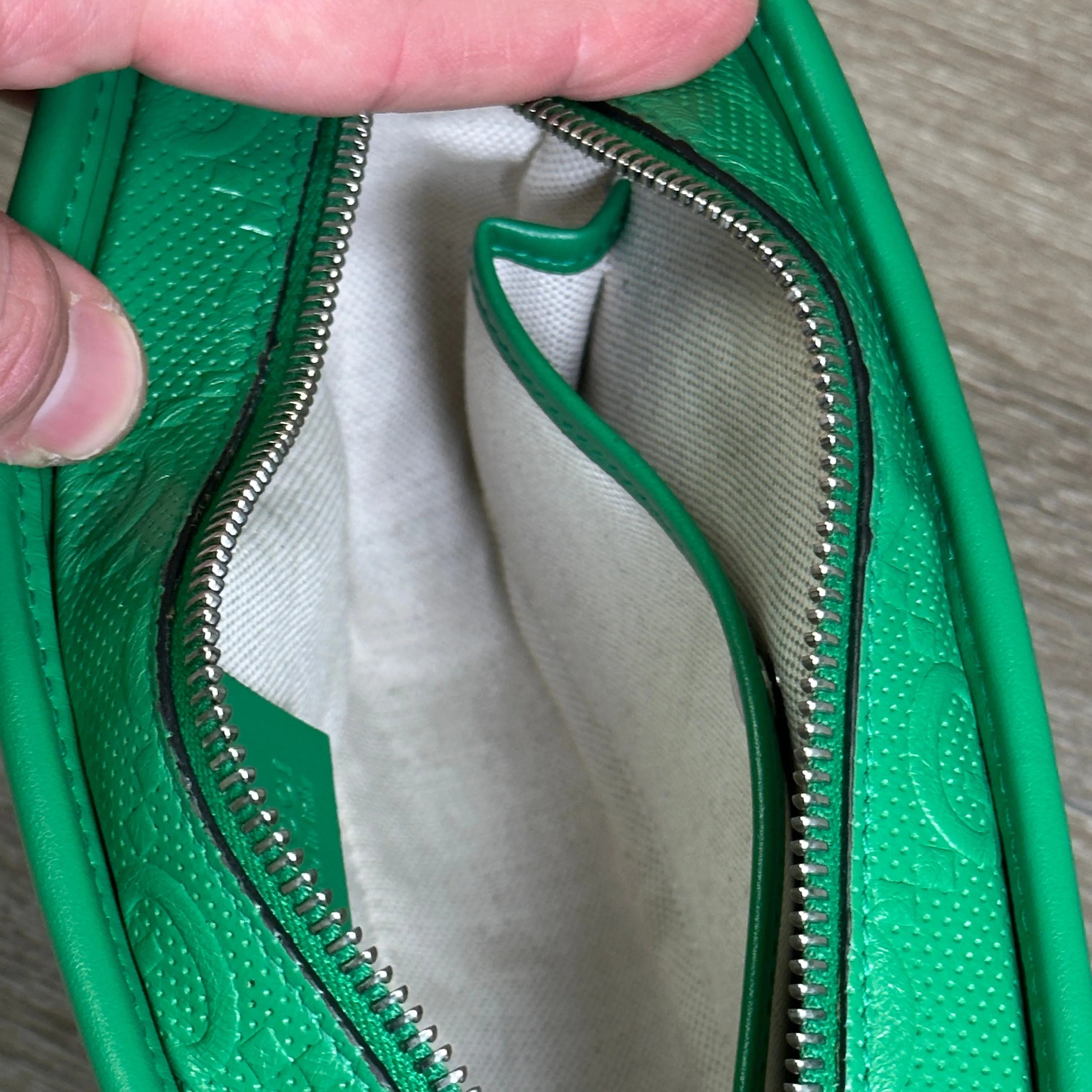 Gucci GG Embossed Case - Green Leather