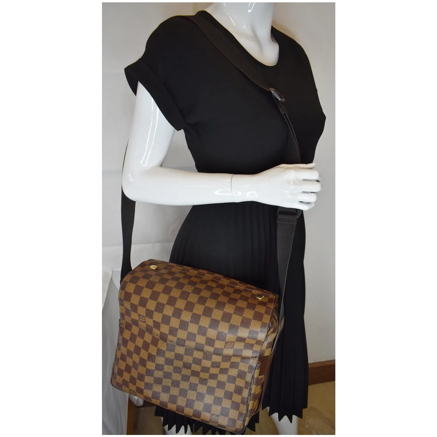 LOUIS VUITTON Naviglio Damier Ebene Messenger Bag Brown - 25% OFF