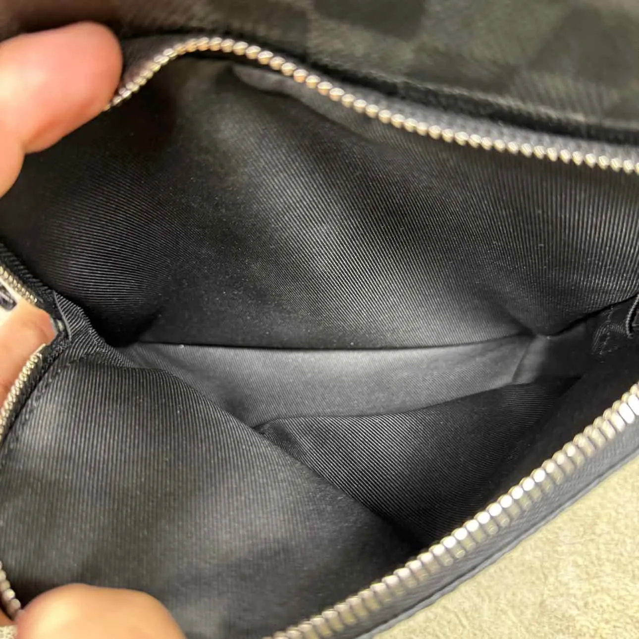 Louis Vuitton SLING BAG "AVENUE" New Black