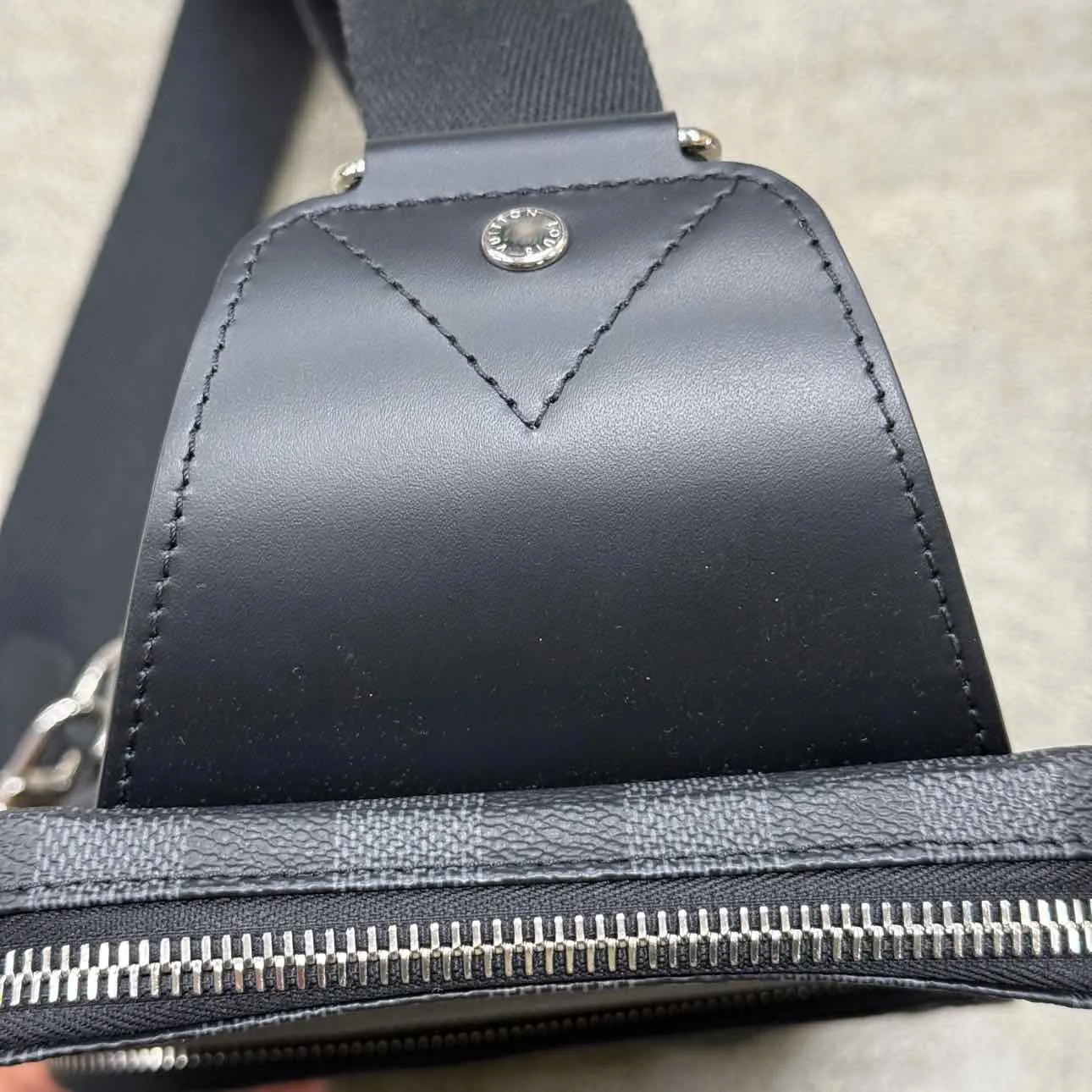 Louis Vuitton SLING BAG "AVENUE" New Black