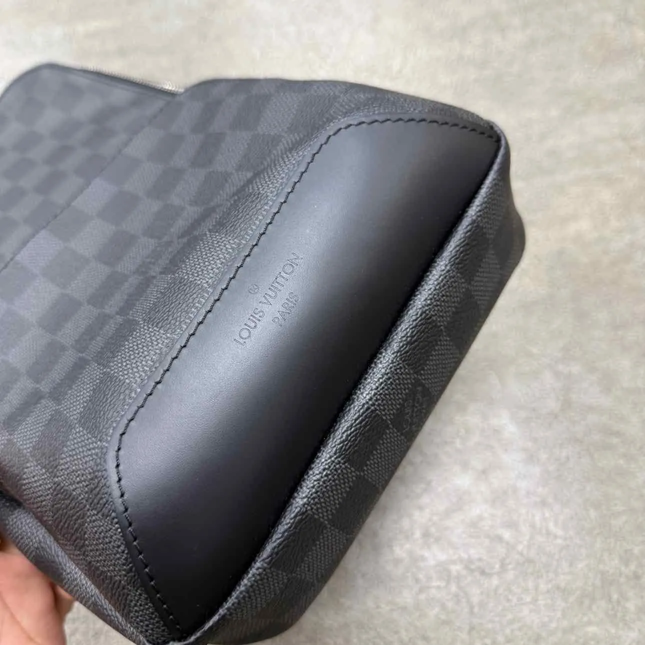 Louis Vuitton SLING BAG "AVENUE" New Black