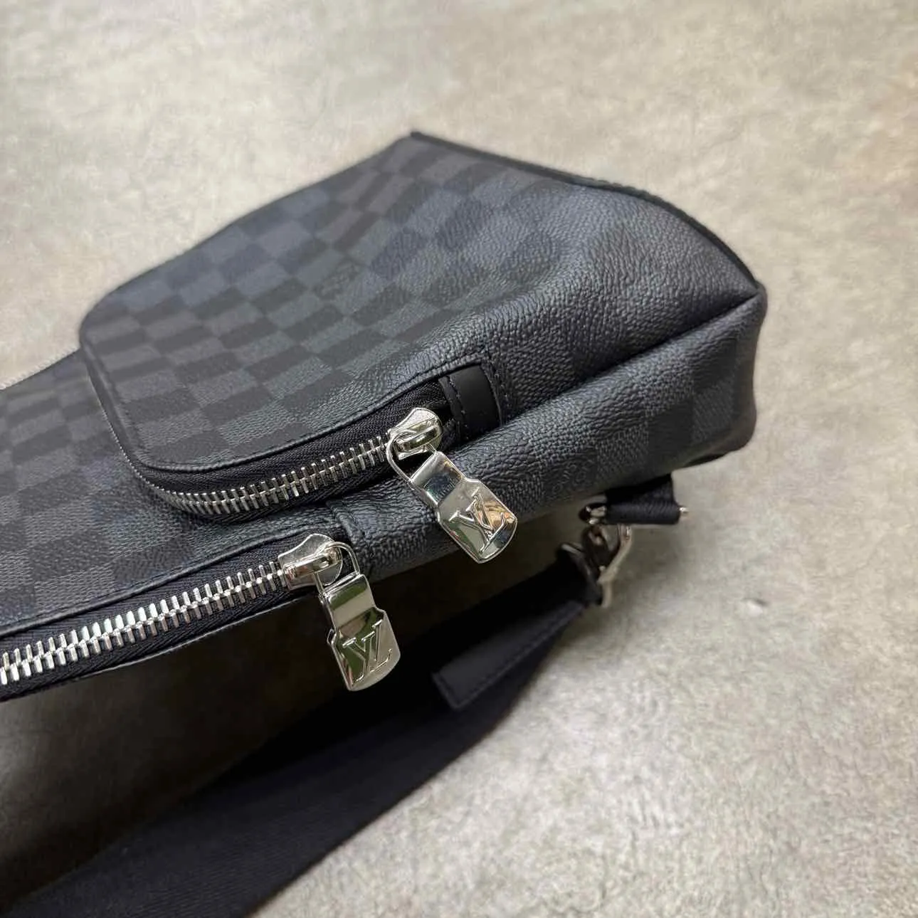 Louis Vuitton SLING BAG "AVENUE" New Black