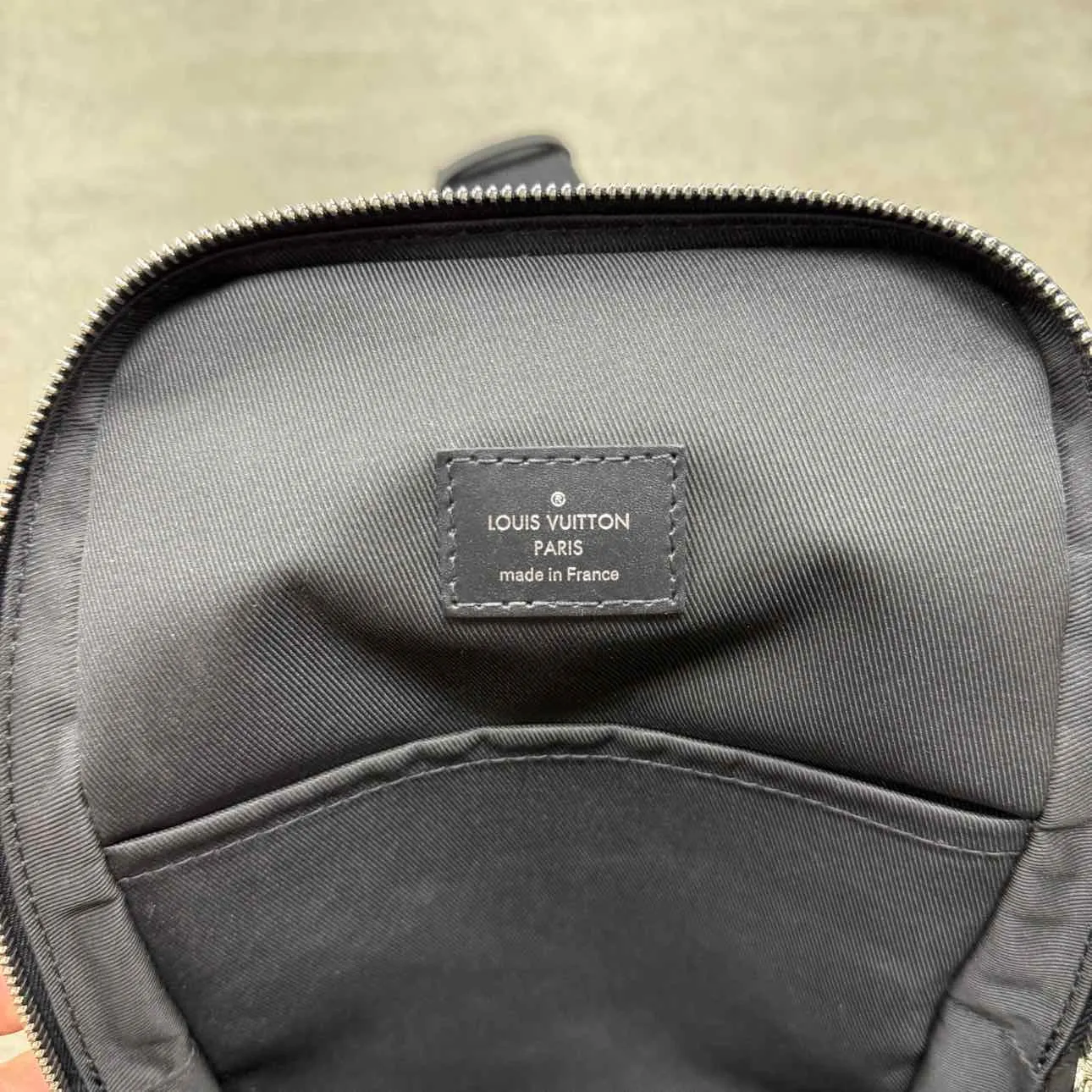 Louis Vuitton SLING BAG "AVENUE" New Black