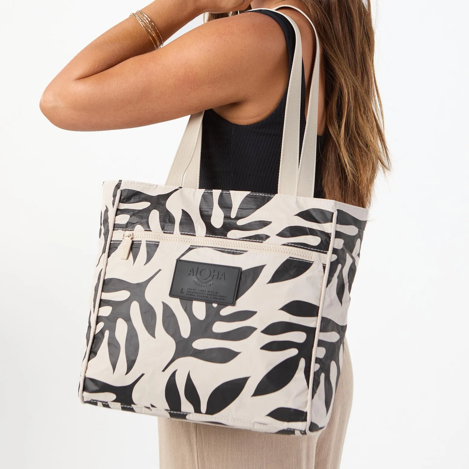 Ola Go To Tote Black on Sandstone