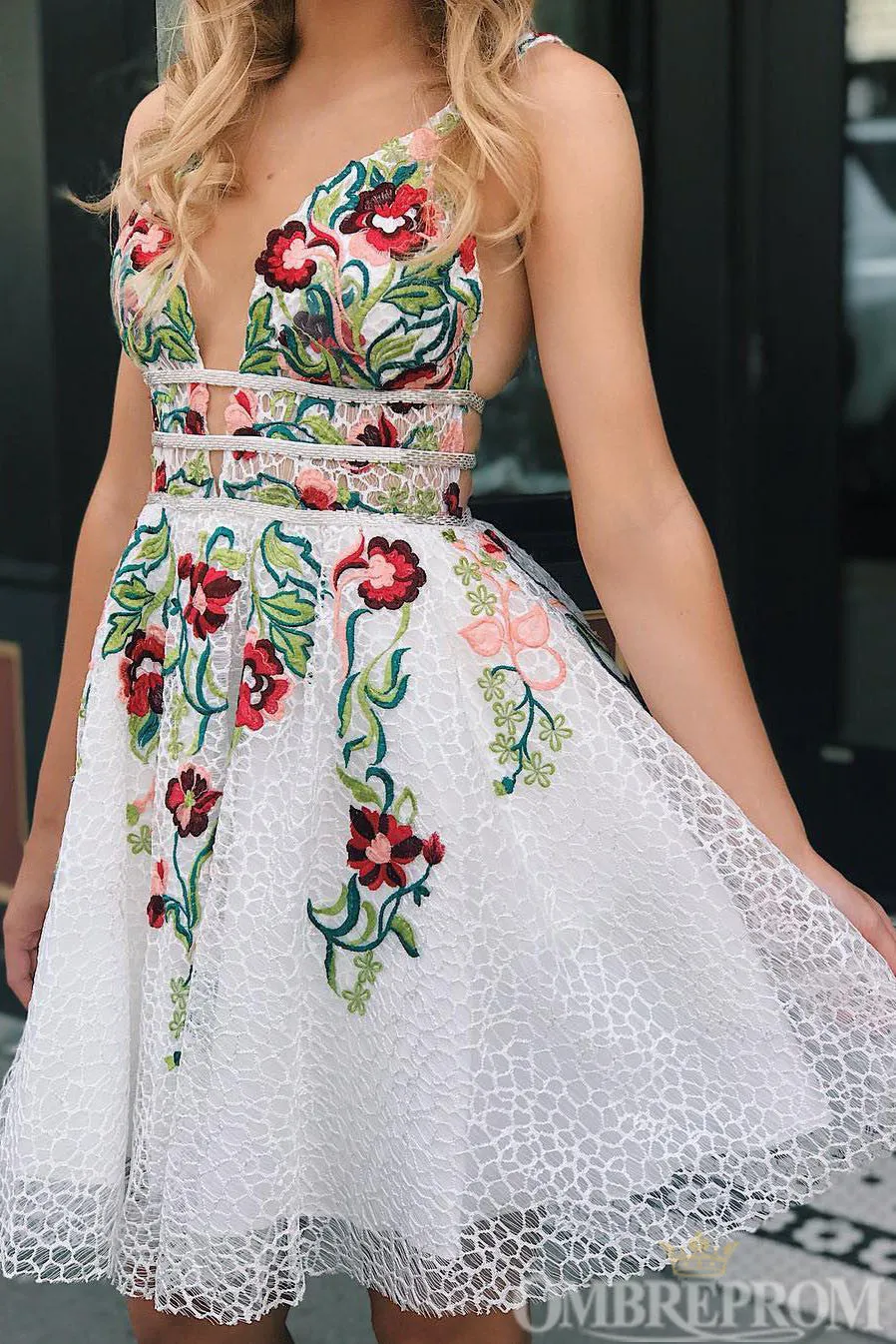 Roycebridal Charming V Neck Lace Short Prom Dresses with Embroidery
